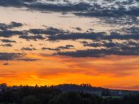 Die glühende Wolkenschicht am Horizont bekommt Strukturen